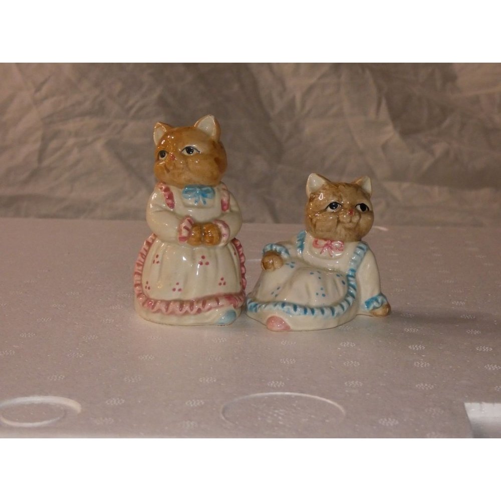 OMNIBUS CAT LADIES IN APRONS SALT AND PEPPER SHAKERS